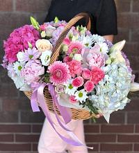 Композиция солнечный день в Кадый Цветочная композиция из Розы, Хризантемы, Пионы и Лизиантусы в корзине в Кадый