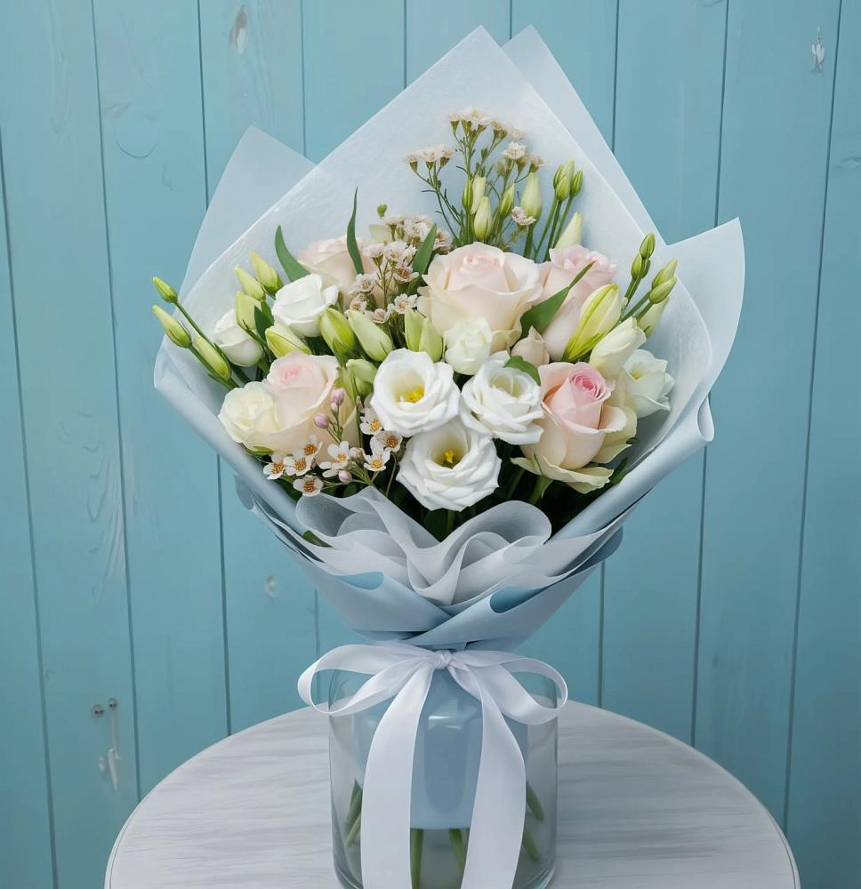 Букет цветов из: Розы и Лизиантусы в Кадый