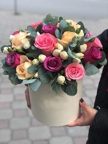 Цветочная композиция из Розы в шляпной коробке в Кадый
