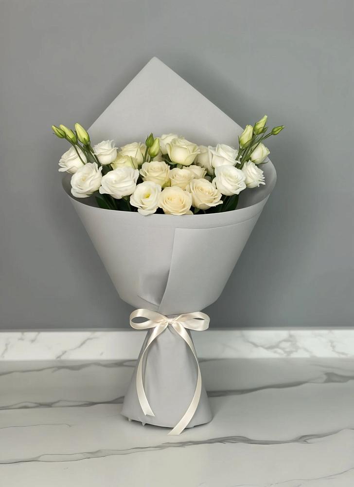 Букет цветов из: Розы и Лизиантусы в Кадый