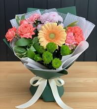 Букет цветов из:  Гвоздики, Розы, Герберы и Хризантемы #REPLACE_PRED# Кадый