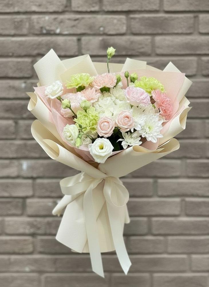 Букет цветов из: Гвоздики, Розы, Лизиантусы и Хризантемы в Кадый