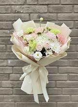 Букет цветов из:  Гвоздики, Розы, Лизиантусы и Хризантемы #REPLACE_PRED# Кадый