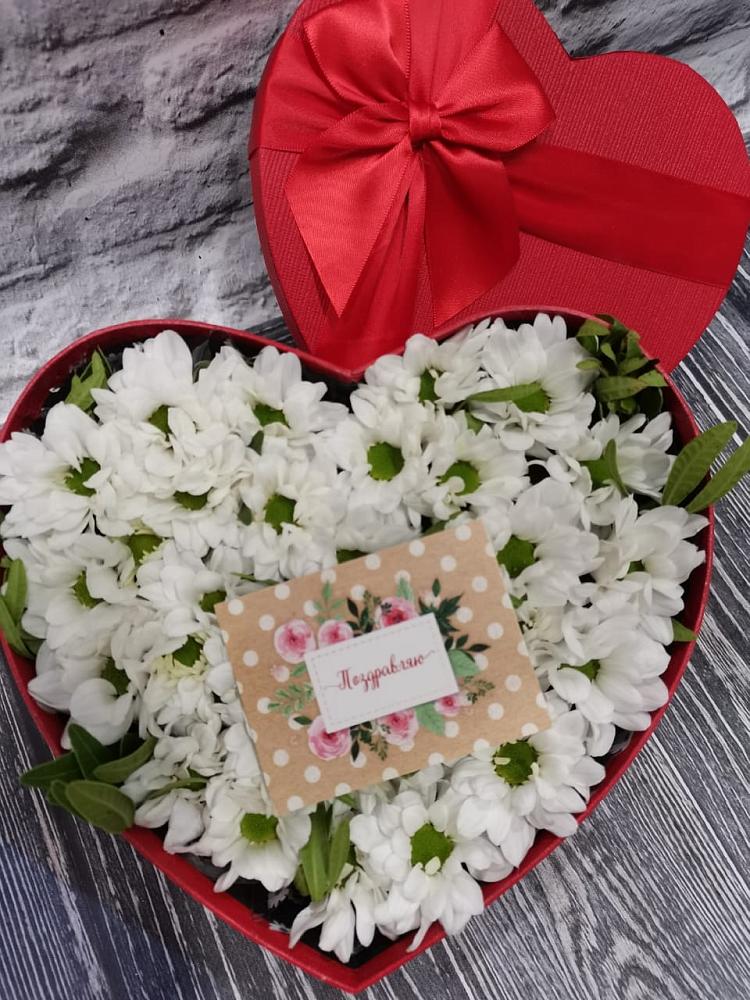 Цветочная композиция из Хризантемы в виде сердца в Кадый