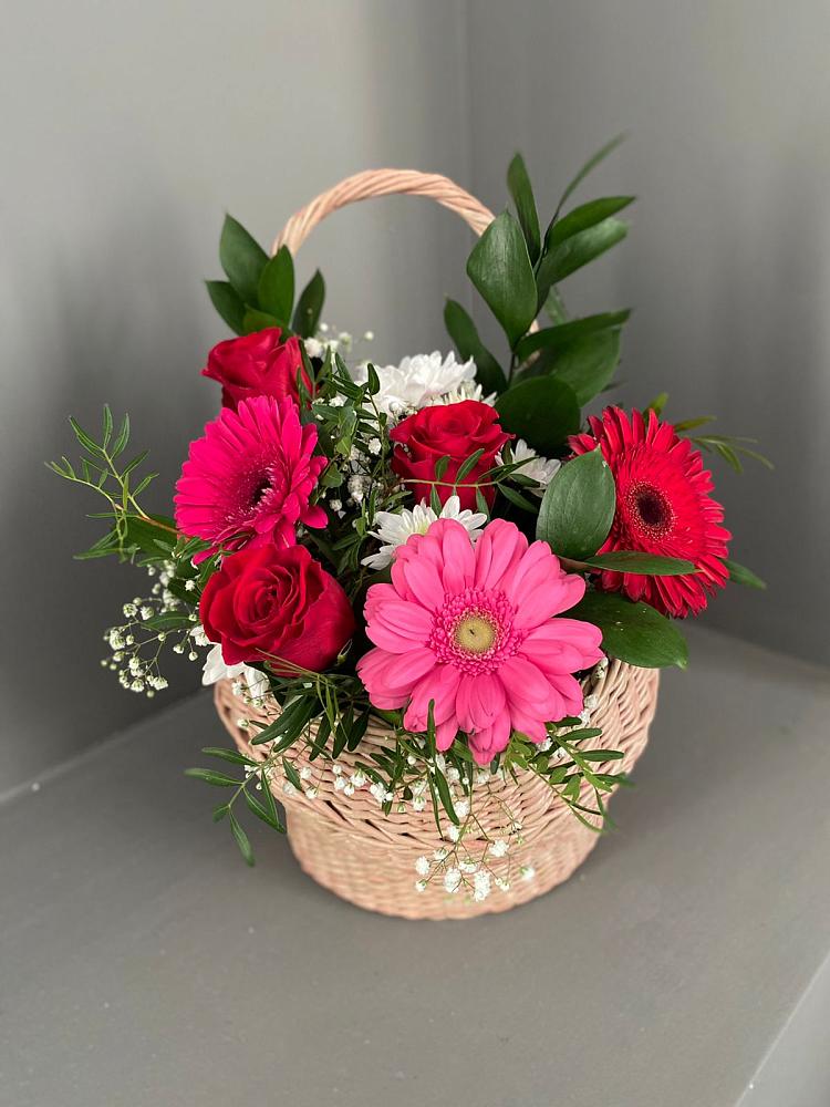 Цветочная композиция из Розы, Хризантемы и Герберы в корзине в Кадый