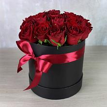 Цветочная композиция из Розы в шляпной коробке в Кадый