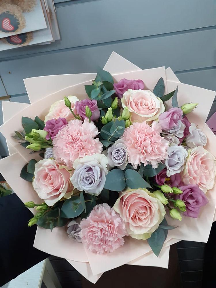 Букет цветов из: Розы, Гвоздики и Лизиантусы в Кадый