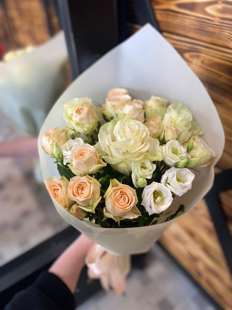 Букет цветов из: Розы и Лизиантусы в Кадый